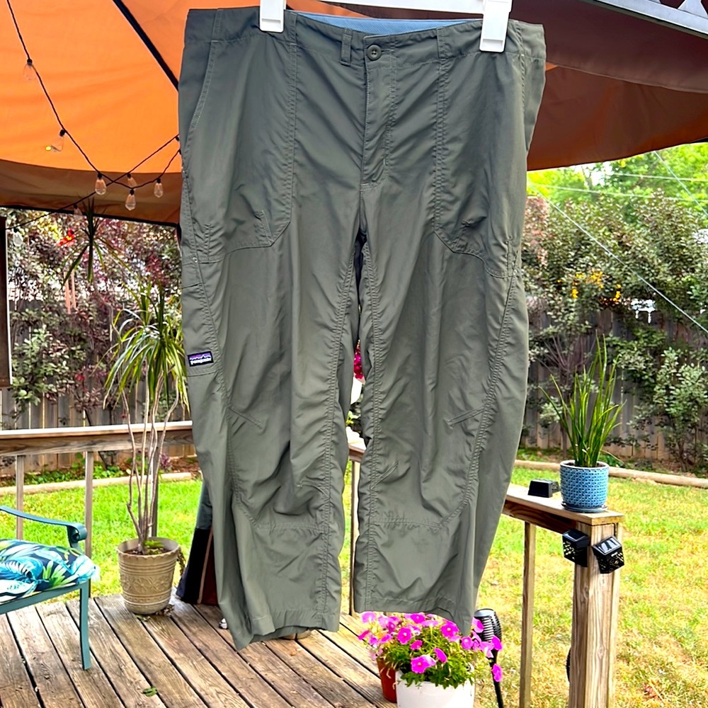 Patagonia women’s lightweight pants like new excellent condition Olive Green